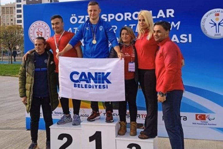 Ali Topaloğlu g&uuml;lle atmada d&uuml;nya rekoru kırdı