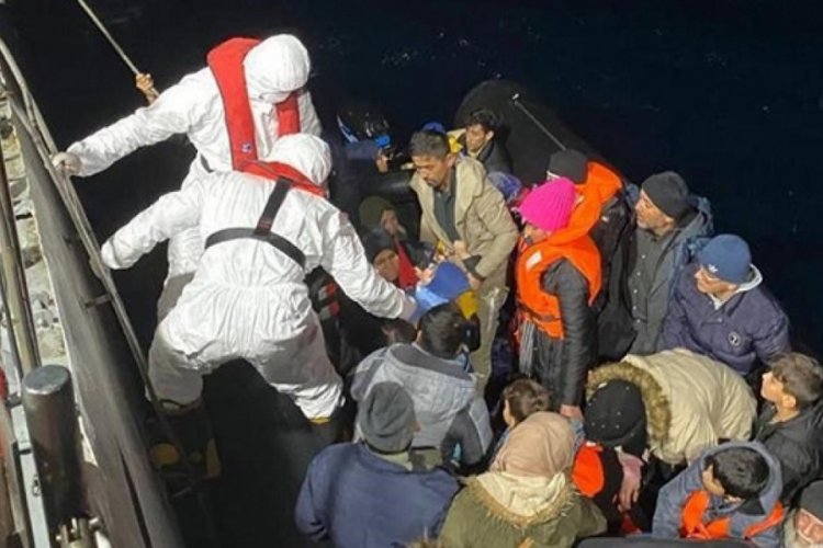 Sahil G&uuml;venlik, Ayvalık a&ccedil;ıklarında 48 d&uuml;zensiz g&ouml;&ccedil;meni yakaladı