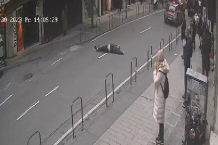 İstanbul'da bor&ccedil; verdiği adamı trafikte g&ouml;r&uuml;nce arabasının &uuml;zerine atladı!