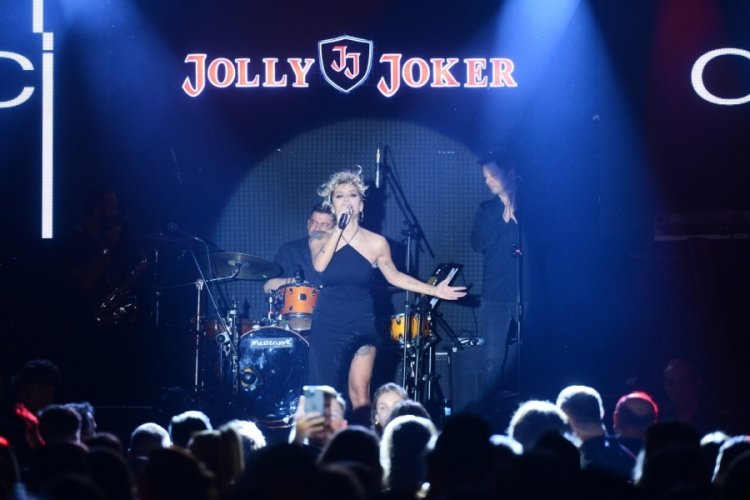 İrem Derici'den coşkulu gece! Bursa'ya Dobloyla geldi