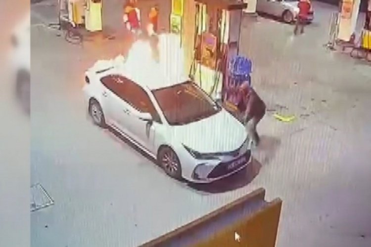 Erzincan'da Yakıt doldurulan otomobil alev aldı
