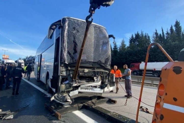 Kocaeli'de tır ile yolcu otob&uuml;s&uuml;n&uuml;n karıştığı kazada 6 kişi yaralandı