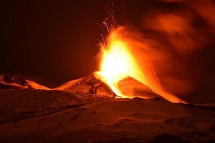 Etna Yanardağı yeniden faaliyete ge&ccedil;ti
