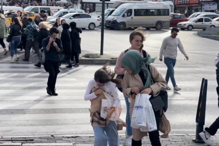 Bursa'da r&uuml;zgar kent merkezinde hayatı olumsuz etkiledi