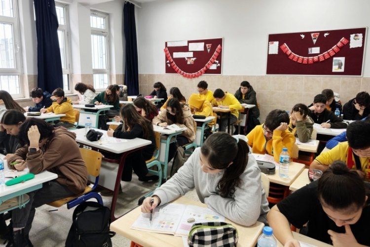 Bursa'da binlerce &ouml;ğrenciye TYT ve LGS deneme sınavı yapıldı