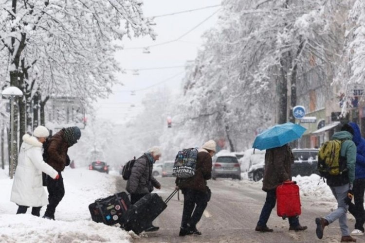 Almanya'nn g&uuml;neyinde yoğun kar yağışı etkili