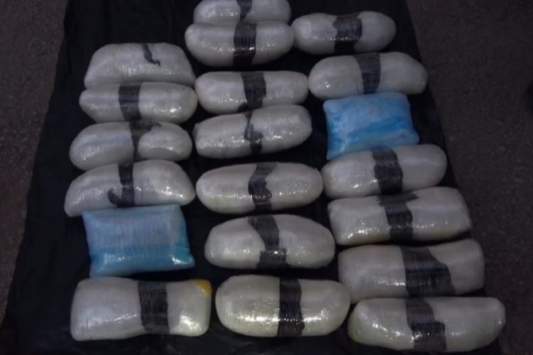 Hakkari'de polisten ka&ccedil;an ara&ccedil;tan 12 kilo 600 gram metamfetamin &ccedil;ıktı