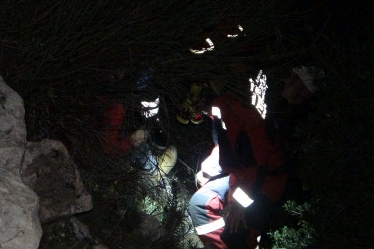Muğla'da u&ccedil;uruma d&uuml;şen gen&ccedil; sağ olarak kurtarıldı