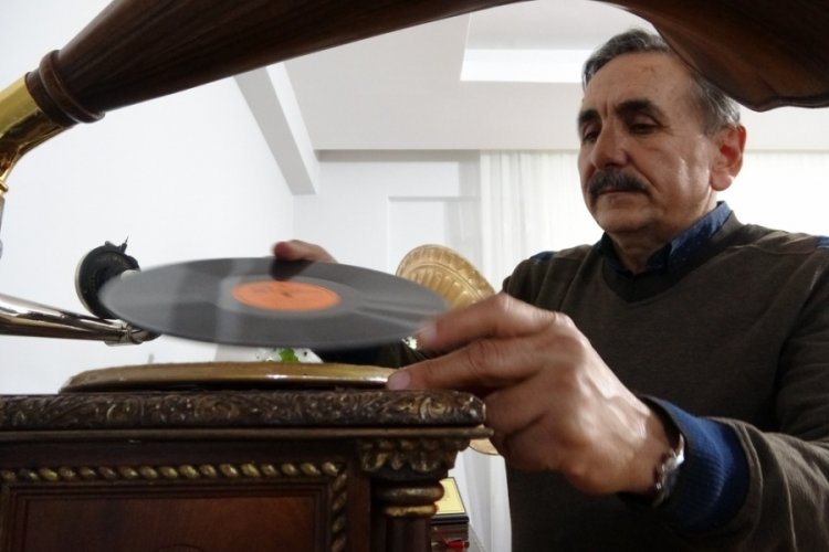 Bursa'da biriktirdiği taş plakla misafirlerini ge&ccedil;mişe g&ouml;t&uuml;r&uuml;yor