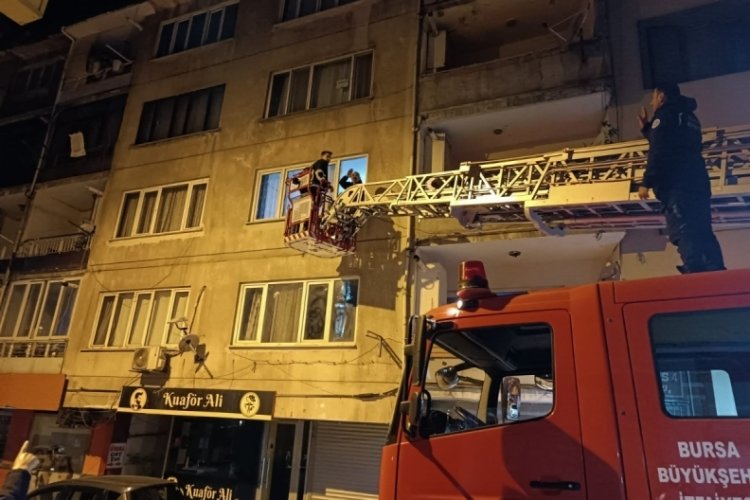 Bursa'da evin kapısını a&ccedil;amayan yaşlı kadın ve &ccedil;ocukları itfaiye kurtardı!
