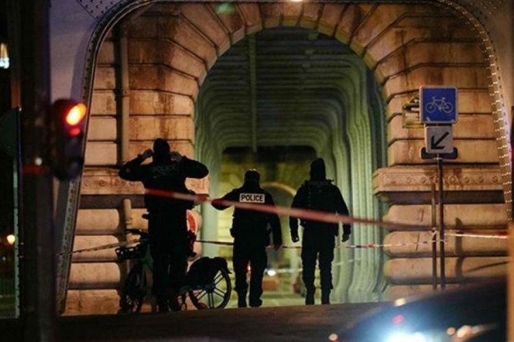 Paris'teki bı&ccedil;aklı saldırıda Alman turist &ouml;ld&uuml;