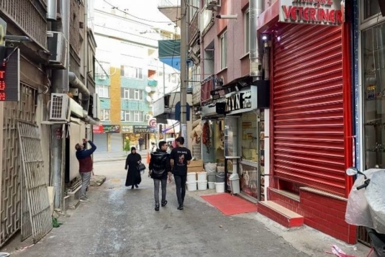 Bursa'da balkonun &ccedil;&ouml;kmesiyle d&uuml;şen adamın komşuları konuştu!