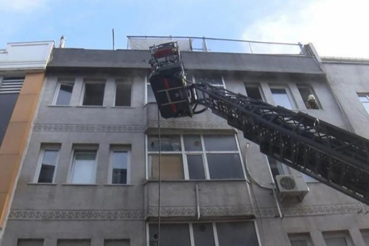 Kızgın yağa su d&ouml;kt&uuml; faciadan d&ouml;n&uuml;ld&uuml;