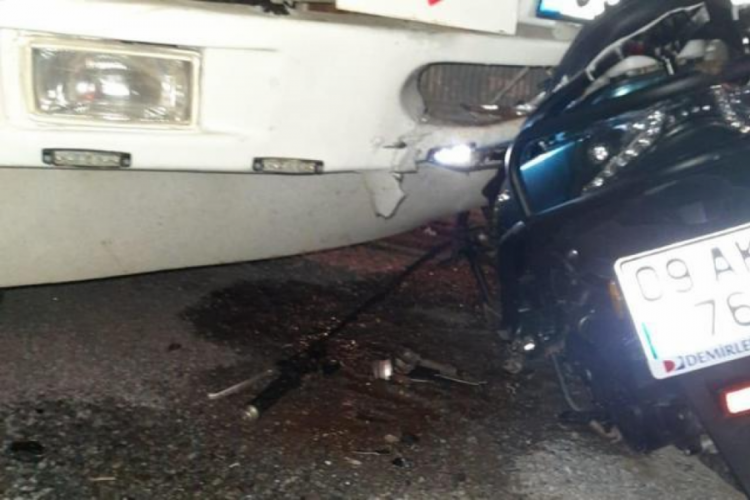 Aydın'da motosiklet ok gibi kamyona saplandı