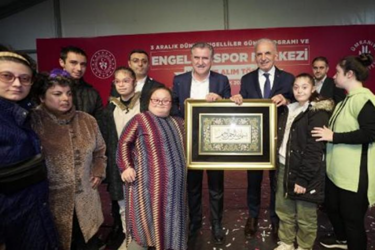 Bakan Bak, Engelsiz Spor Merkezi'nin a&ccedil;ılışını yaptı