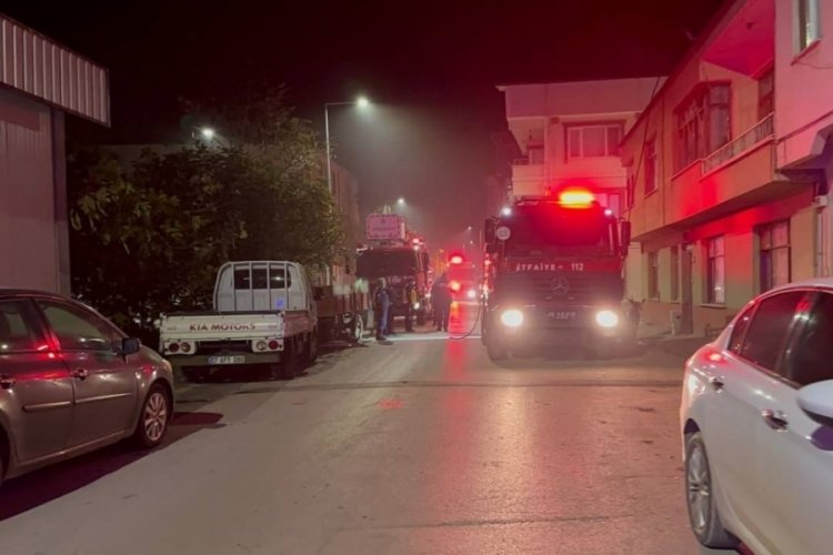 Bursa'da iki katlı binanın bacasında yangın &ccedil;ıktı!