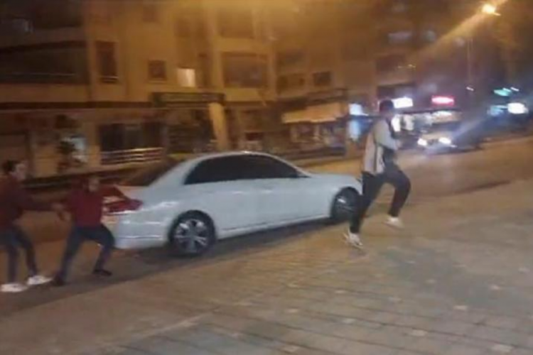 Adana'da kavga eden grup polisi g&ouml;r&uuml;nce ka&ccedil;tı