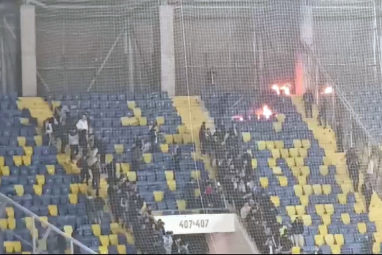 Ankarag&uuml;c&uuml;-Beşiktaş ma&ccedil;ının ardından taraftarlar birbirine girdi