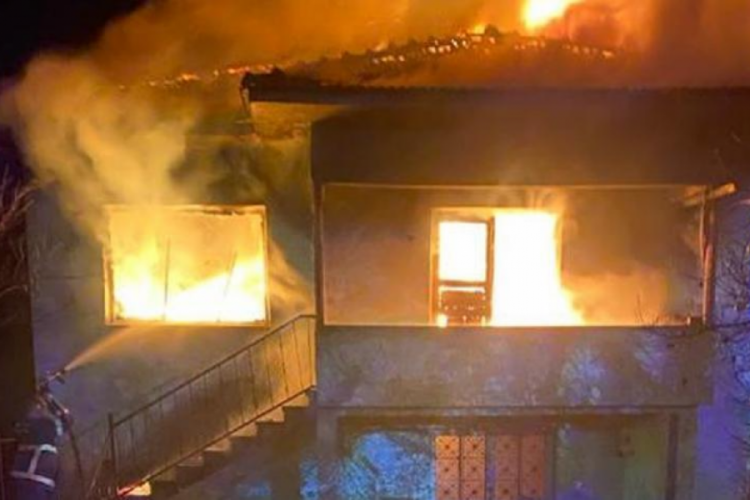 D&uuml;zce'de iki katlı ev alev alev yandı