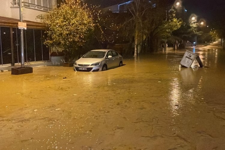 Kırklareli'de şiddetli yağış hayatı fel&ccedil; etti! Su baskınları yaşandı