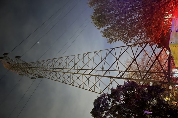 İstanbul'da 50 metrelik elektrik direğine &ccedil;ıkıp kendini ihbar etti!