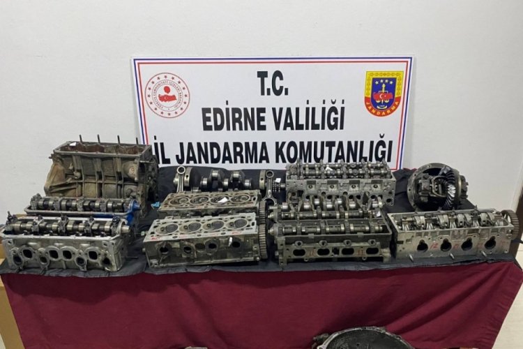 Edirne'de bir otomobilde g&uuml;mr&uuml;k ka&ccedil;ağı 14 oto yedek par&ccedil;ası ele ge&ccedil;irildi