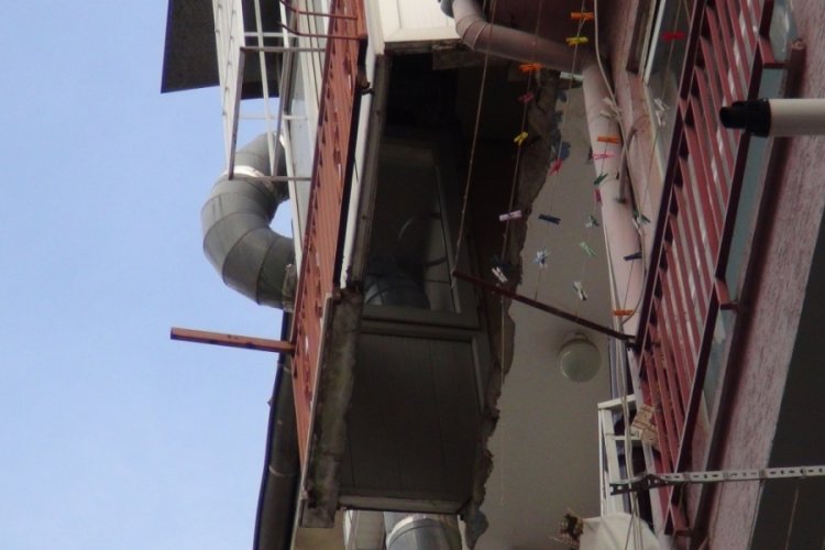 Bursa'da balkon zemininin &ccedil;&ouml;kmesi ile 7'nci kattan d&uuml;şerek &ouml;lm&uuml;şt&uuml;! O anlar kamerada