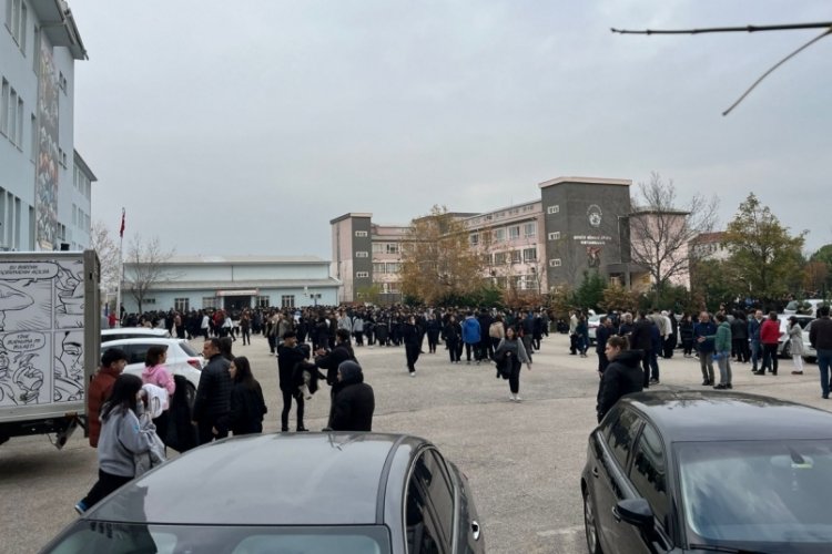 Bursa'da tedbir ama&ccedil;lı &ouml;ğrenciler dışarıda bekletiliyor