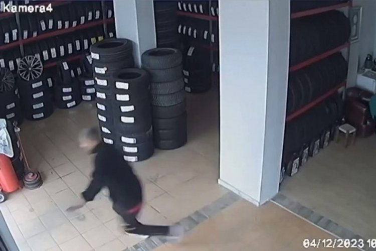 Bursa'da deprem anı g&uuml;venlik kameralarına yansıdı