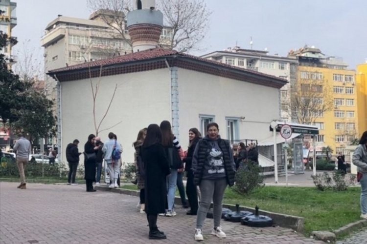 Marmara Denizi'nde 5,1 b&uuml;y&uuml;kl&uuml;ğ&uuml;ndeki deprem İstanbul'da hissedildi