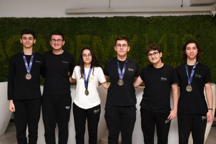 Bursa'da Şahinkayalı &ouml;ğrenciler bu defa d&uuml;nya zirvesinde!