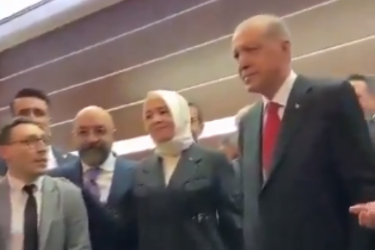 Cumhurbaşkanı Erdoğan şarkı s&ouml;yledi! "Bana her şey Kemal'i hatırlatıyor"