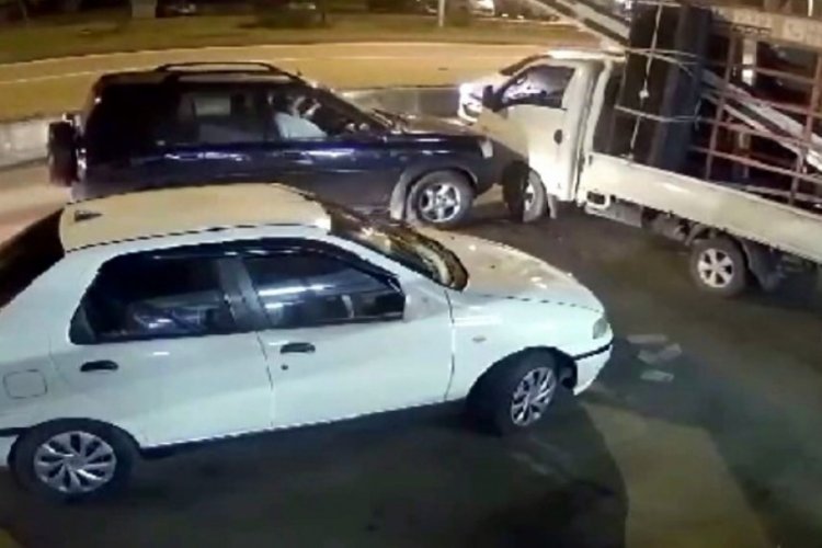Bartın'da acemi s&uuml;r&uuml;ce 63 saniye arayla iki kez park halindeki kamyonete &ccedil;arptı