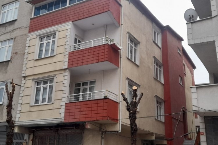 İstanbul'da hasar ihbarı yapılan 4 katlı binada ekipler inceleme yaptı