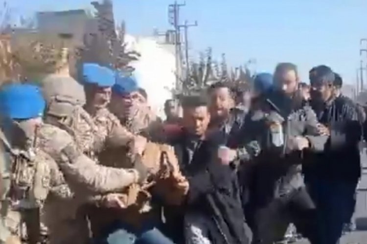 Şanlıurfa'da jandarma ve iş&ccedil;iler arasında gerginlik! 3 g&ouml;zaltı