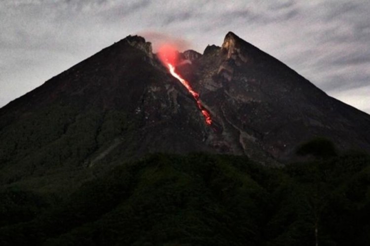 Endonezya'daki Merapi Yanardağı k&uuml;l p&uuml;sk&uuml;rtt&uuml;