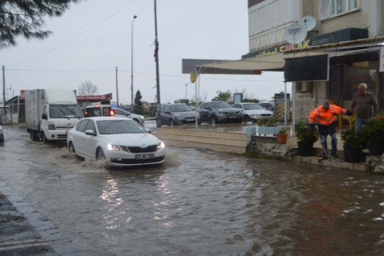 Balıkesir'de sağanak hayatı olumsuz etkiledi
