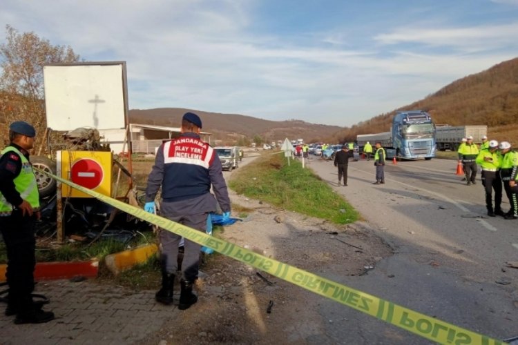 Samsun'da otob&uuml;sle kafa kafaya &ccedil;arpışan otomobil par&ccedil;alara ayrıldı!
