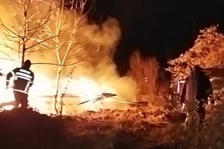 &Ccedil;ankırı'da canlı yayın a&ccedil;ıp evini ateşe verdi!