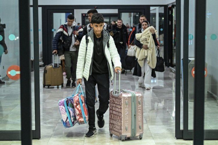 Gazze'den tahliye edilen T&uuml;rk vatandaşları İstanbul'a geldi