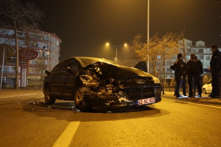 Kaza yaptı, hasar g&ouml;ren otomobili bırakıp ka&ccedil;tı