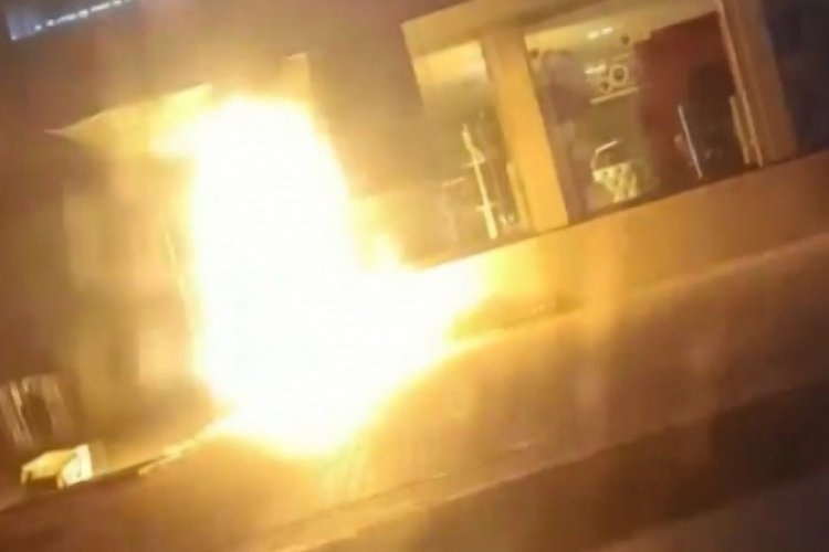 Bursa'da mobilya mağazasındaki yangının kamera g&ouml;r&uuml;nt&uuml;leri &ccedil;ıktı