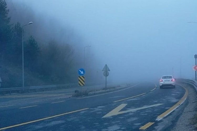 Bolu Dağı'nda sis g&ouml;r&uuml;ş mesafesini d&uuml;ş&uuml;rd&uuml;