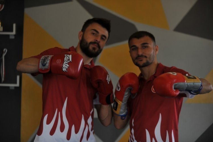 Bursalı kardeşler Kick boksta d&uuml;nya ve Avrupa şampiyonu oldu