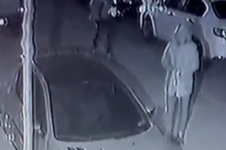 İstanbul'da park halindeki araca b&ouml;yle zarar verdi