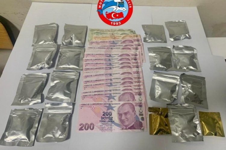 İstanbul'da ehliyetsiz s&uuml;r&uuml;c&uuml;n&uuml;n aracından uyuşturucu &ccedil;ıktı