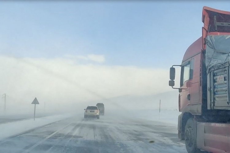 Ardahan'da kar ve tipi, s&uuml;r&uuml;c&uuml;lere zor anlar yaşatıyor