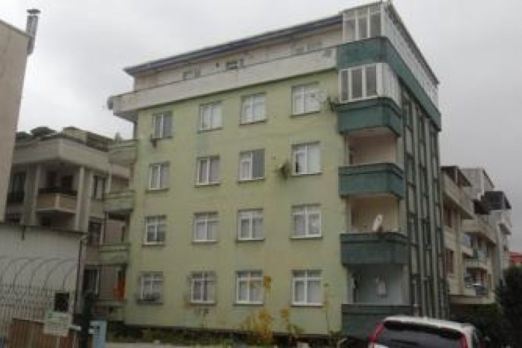 İstanbul'da kolonlarında &ccedil;atlak oluşan bina tahliye edilerek m&uuml;h&uuml;rlendi