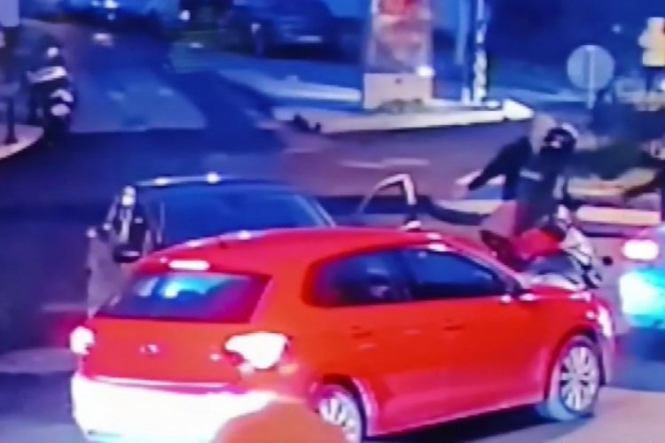 İstanbul'da trafikte silahlı tartışma kamerada