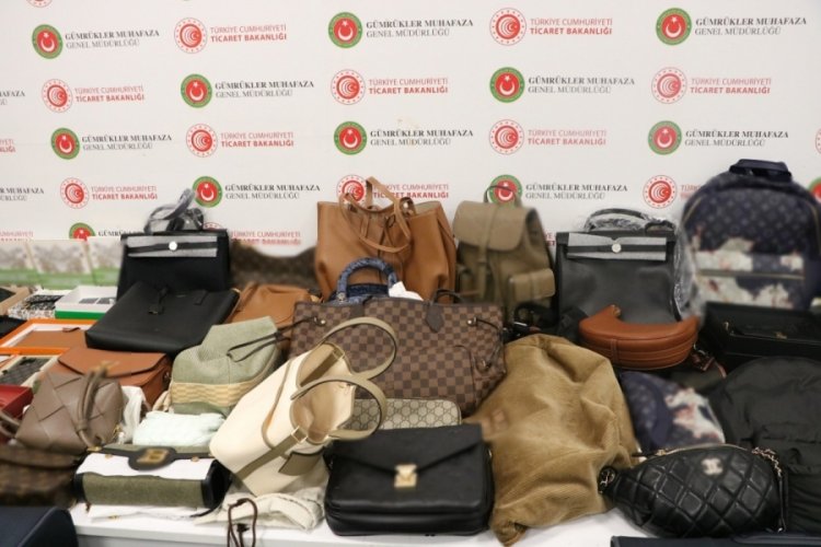 İstanbul Havalimanı'nda 3,5 milyon liralık ka&ccedil;ak l&uuml;ks eşyaya el konuldu